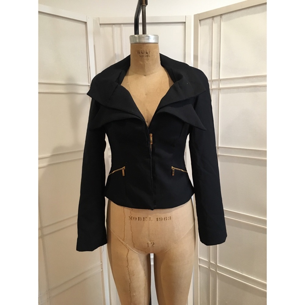 Double collared jacket.